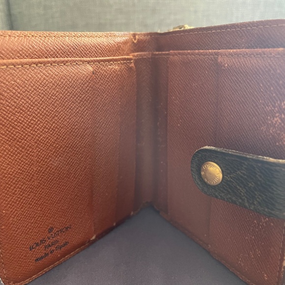 Louis Vuitton - Picture 4 of 5